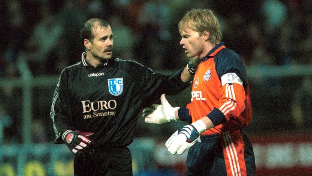 Duellanten unter sich: FCM-Torwart Miroslav Dreszer und Bayern-Titan Oliver Kahn am 1. November 2000.