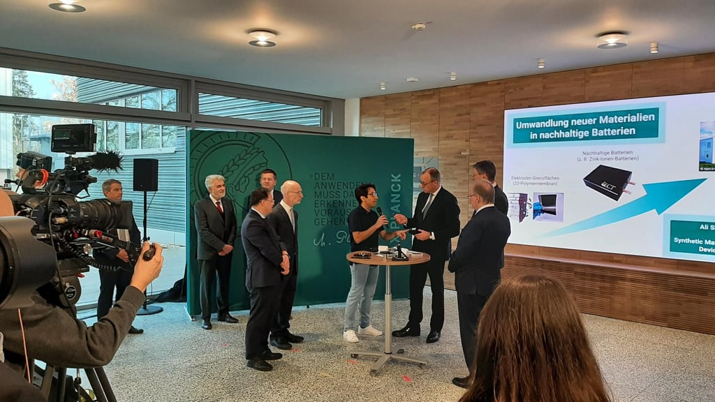 Nachwuchsforscher erläutern Kanzler Friedrich Merz ihre Forschungszweige.