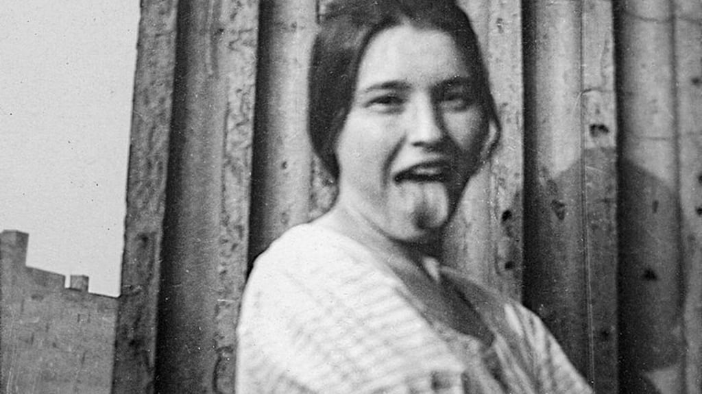 Zunge zeigen: die junge Netty Reiling um 1920, bevor sie von 1928 an die  Schriftstellerin Anna Seghers wurde.