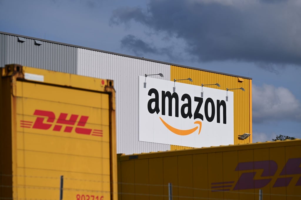 Ein Logistikzentrum von Amazon, auf dessen Gelände DHL-Container stehen. DHL ist das größte Paketunternehmen in Deutschland, gefolgt von Amazon - der Online-Handelsriese trägt einen großen Teil bei ihm bestellten Waren selbst aus. (Archivbild)