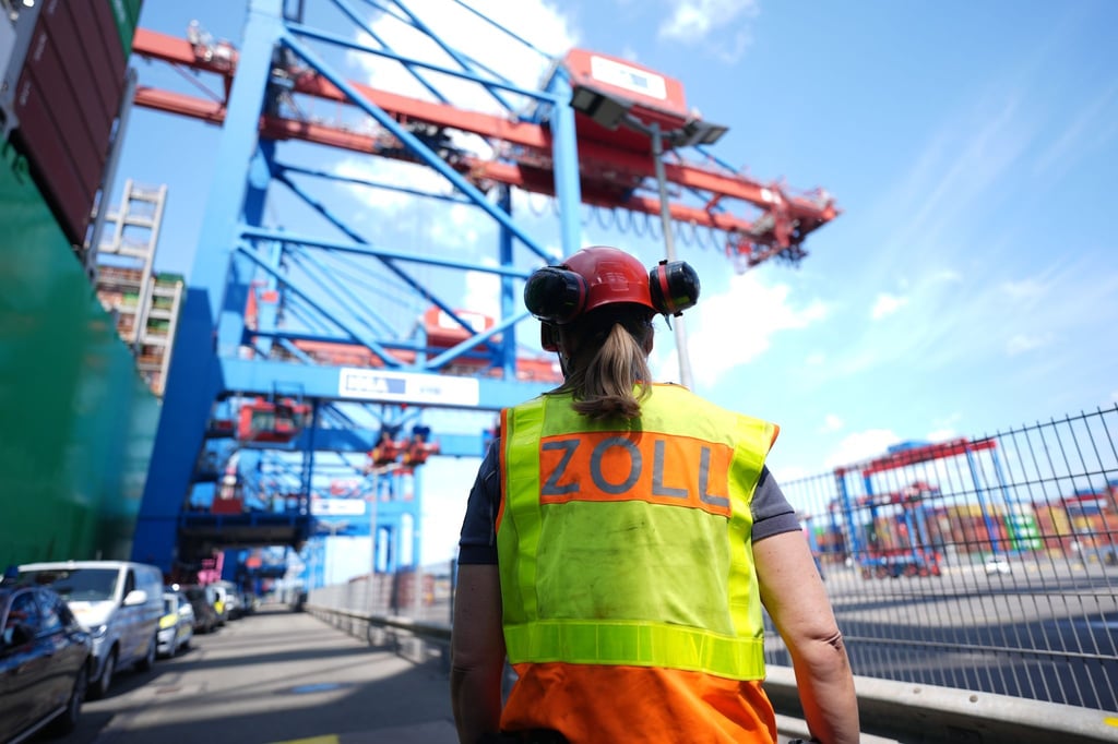 Die Verrechnung der Einfuhrumsatzsteuer belastet Hafenbetriebe. (Archivbild)