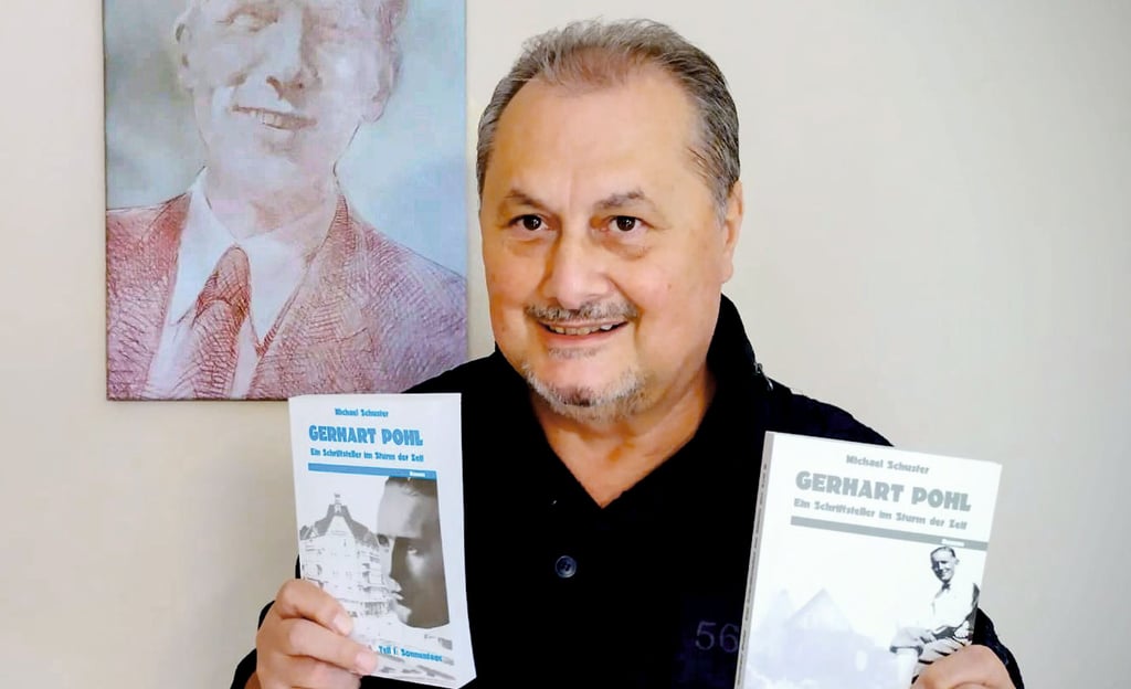 Michael Schuster mit den beiden Bänden der Pohl-Trilogie. 