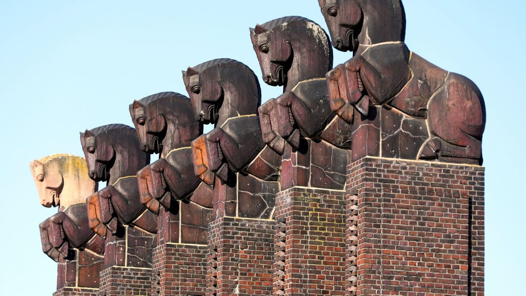 Die notwendige Restaurierung des Magdeburger Pferdetors kommt dank Spender voran. (Archivbild)