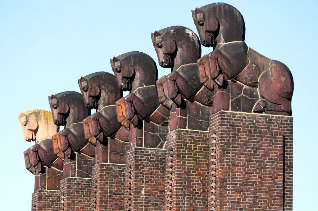 Die notwendige Restaurierung des Magdeburger Pferdetors kommt dank Spender voran. (Archivbild)