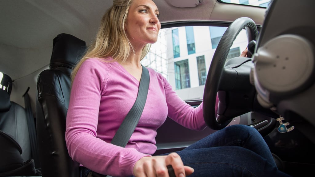 Besser ohne Winterjacke ans Steuer: Durch die dicke Wattierung kann der Sicherheitsgurt nicht optimal am Körper verlaufen und bei Unfällen zu Verletzungen führen.