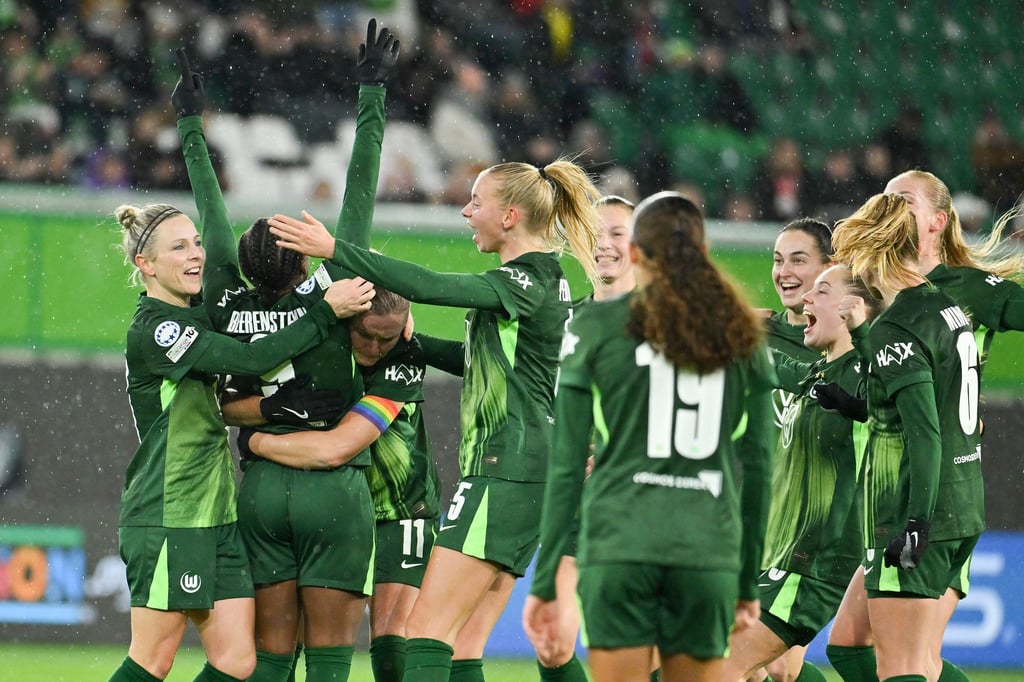 Wolfsburger Jubel in der Champions League. Im Mittelpunkt: Torschützin Lineth Beerensteyn.