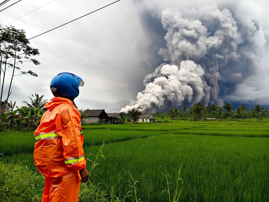 Die Aschesäule ist weithin zu sehen.
