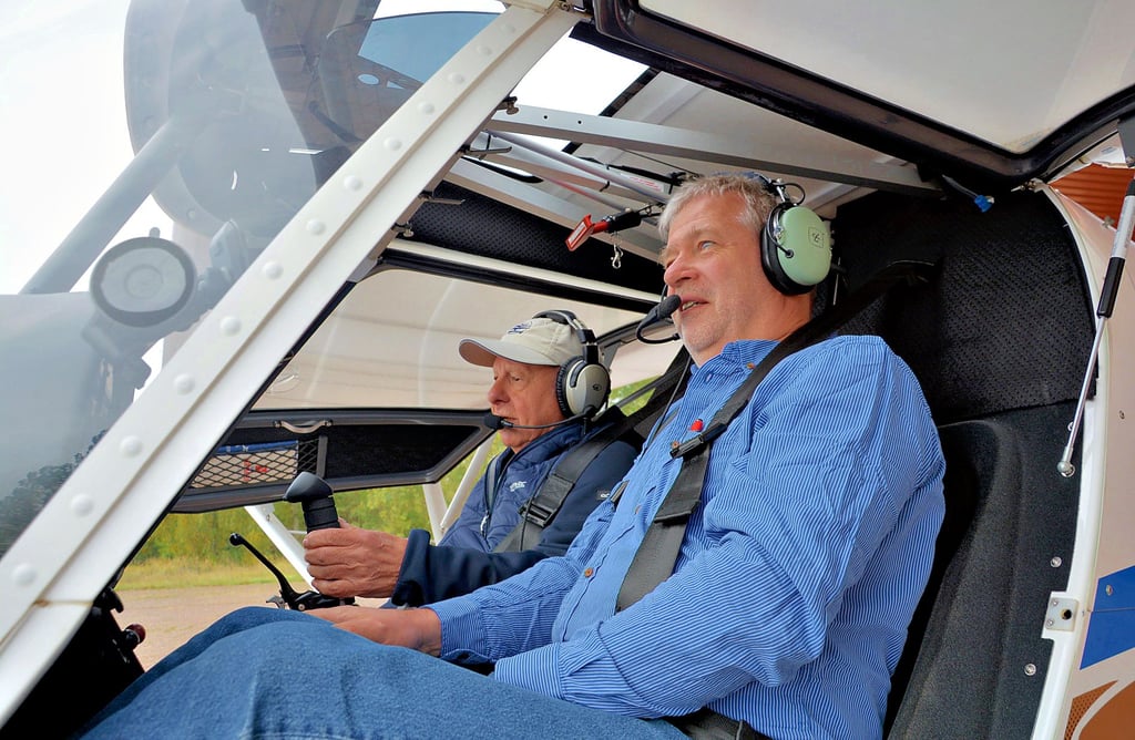 Fluglehrer Ulrich Heißig (links) und sein ehemaliger Schüler Diethard Kersten vor dem Start im Ultraleichtflugzeug auf dem Flugplatz Stendal-Borstel.
