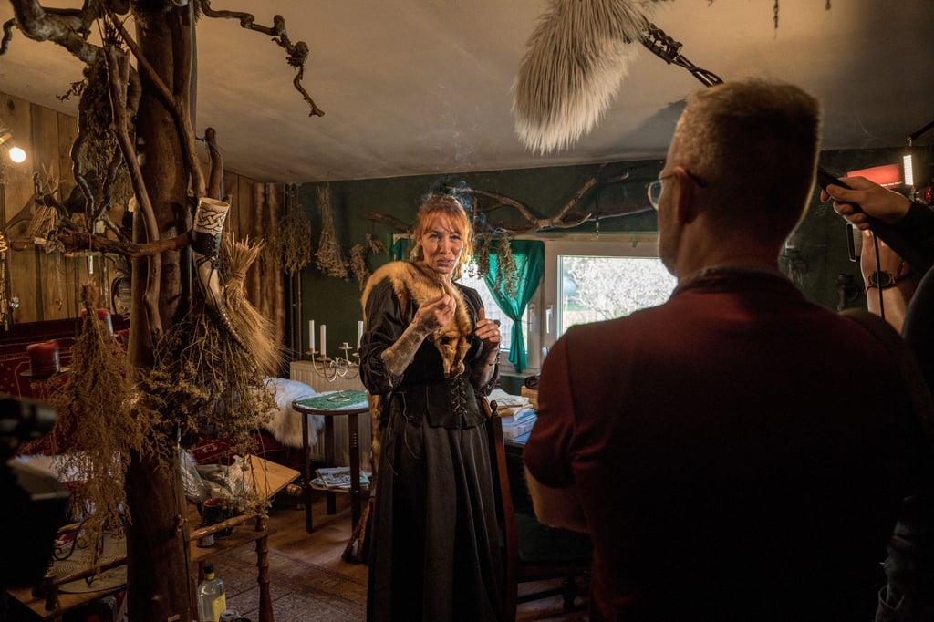 Dreharbeiten für "Macherland": Imbiss-Besitzerin Vivian Eicker gibt Einblick in ihrem außergewöhnlichen Hobby, welches sie nach der Arbeit nachgeht.
