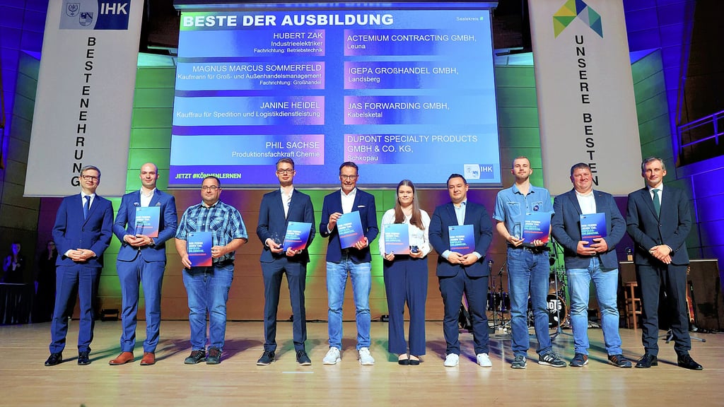 Hubert Zak (2. von l.) wurde bei der IHK-Bestenehrung in Halle als einer der besten Azubis ausgezeichnet.