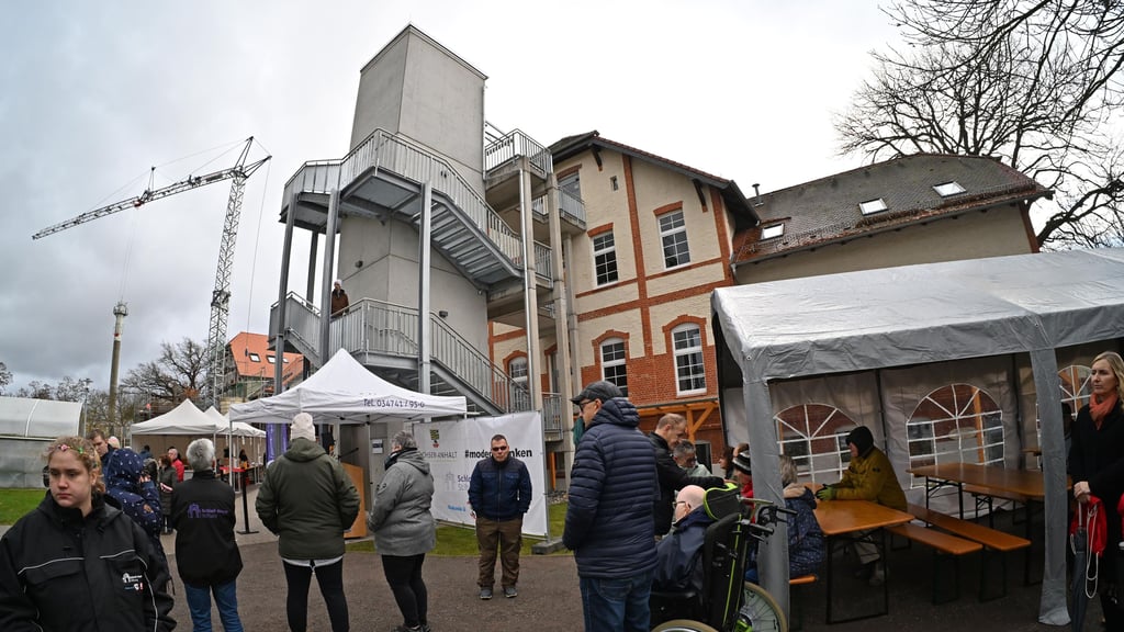 Das „Haus Gartenblick“ hat nun einen besonderen Fahrstuhl. Hier musste auch der Denkmalschutz beachtet werden.