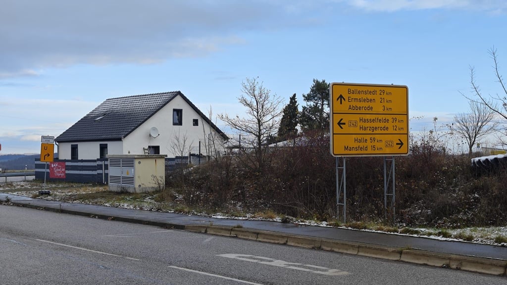 Blick auf das Haus an der B242, in dem die 130 Hunde unter unfassbaren Bedingungen gehalten wurden. 