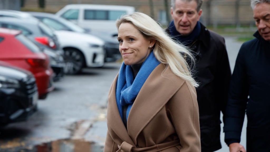 Stephan Hensel (hinten), Ex-Ehemann und Vater der Kinder von C. Block, und seine Frau Astrid Have kommen mit Gerd Uecker (r), Familienanwalt von S. Hensel, zur Fortsetzung des Prozesses.