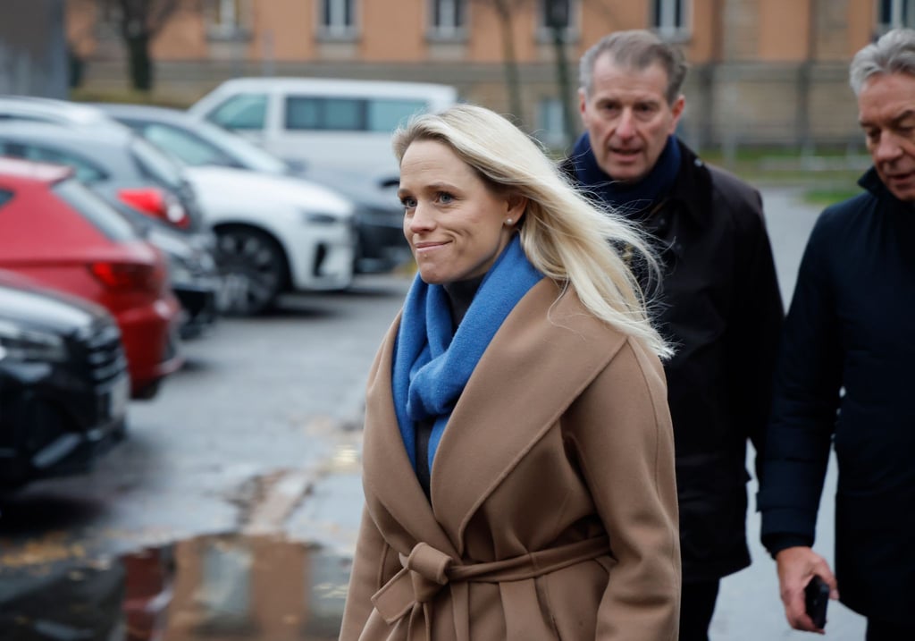 Stephan Hensel (hinten), Ex-Ehemann und Vater der Kinder von C. Block, und seine Frau Astrid Have kommen mit Gerd Uecker (r), Familienanwalt von S. Hensel, zur Fortsetzung des Prozesses.