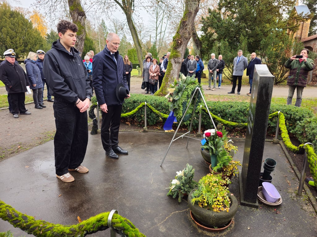 Gedenken am Volkstrauertag auf dem Heidetorfriedhof in Zerbst.