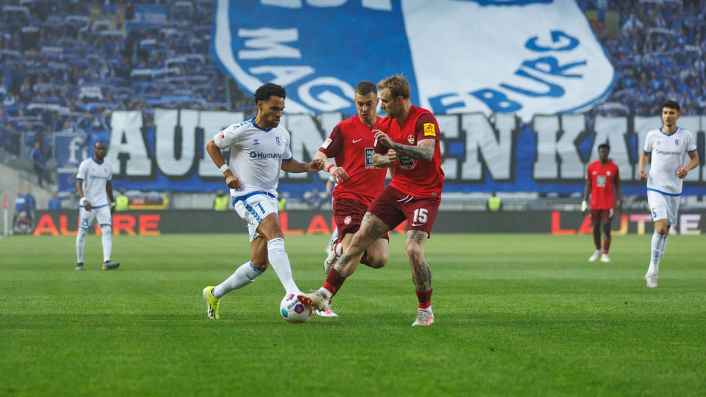 Der 1. FC Magdeburg läuft im Auswärtsspiel beim 1. FC Kaiserslautern am 20. Dezember 2025 mit einem Trauerflor auf.