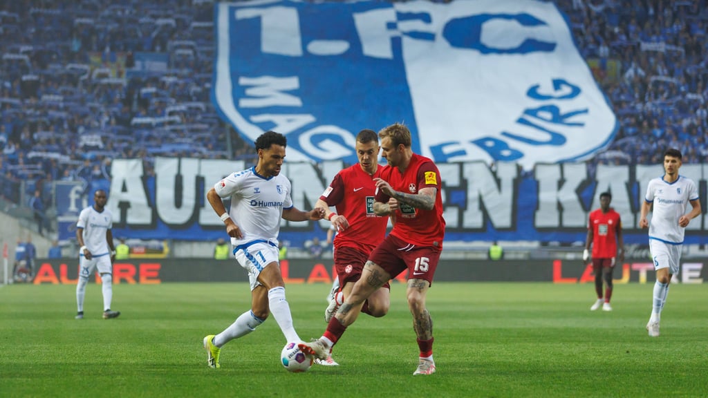 Der 1. FC Magdeburg läuft im Auswärtsspiel beim 1. FC Kaiserslautern am 20. Dezember 2025 mit einem Trauerflor auf.