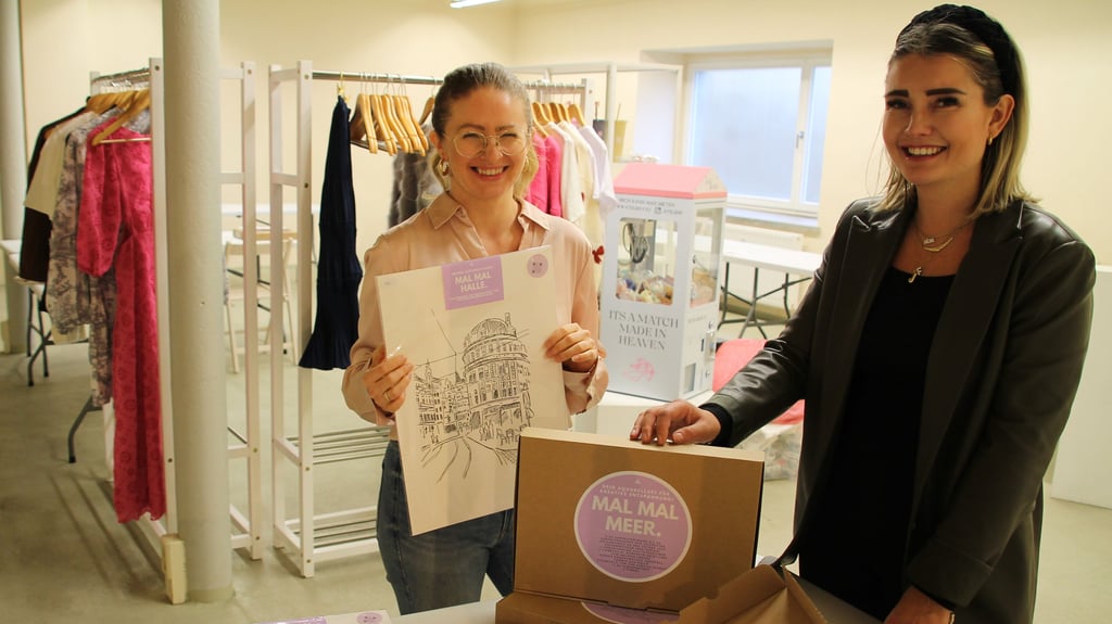 Veranstalterin Jenny Falke (rechts) und Ausstellerin Franziska Herrmann im Eventatelier in der Fährstraße, wo am Wochenende der Hometown Markt stattfindet. 