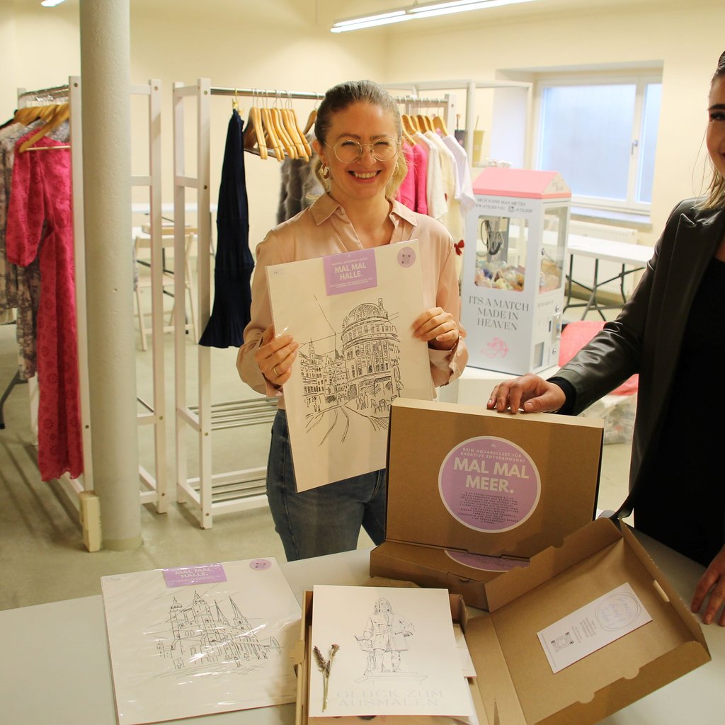 Veranstalterin Jenny Falke (rechts) und Ausstellerin Franziska Herrmann im Eventatelier in der Fährstraße, wo am Wochenende der Hometown Markt stattfindet. 