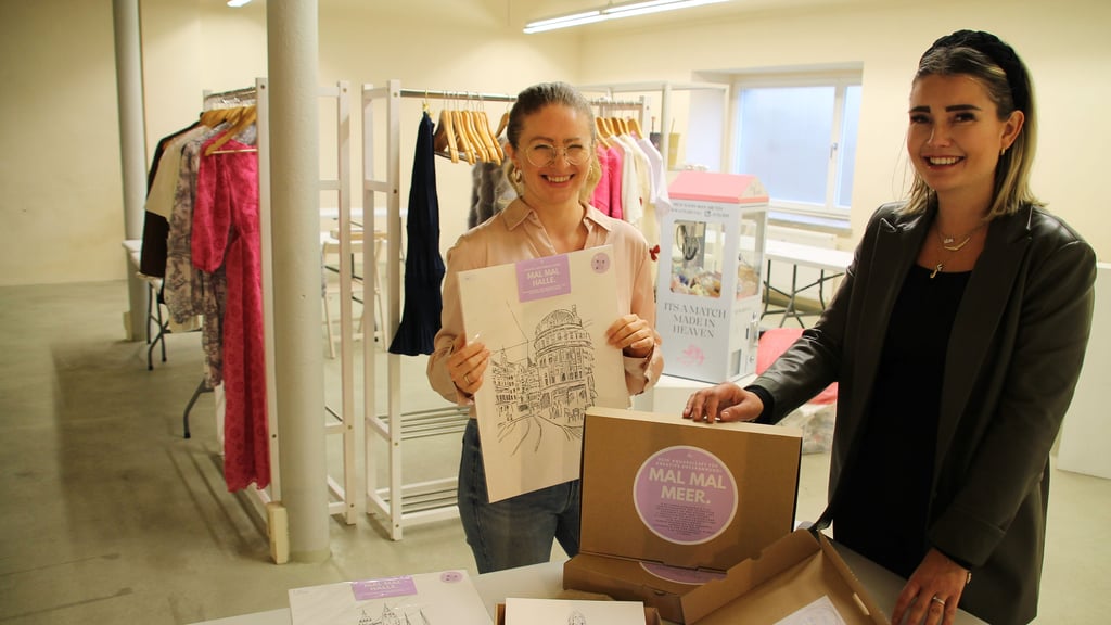 Veranstalterin Jenny Falke (rechts) und Ausstellerin Franziska Herrmann im Eventatelier in der Fährstraße, wo am Wochenende der Hometown Markt stattfindet.