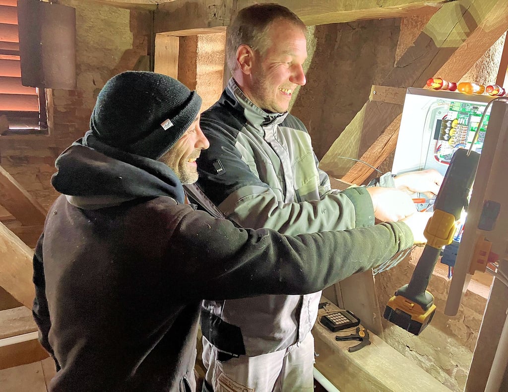 Ronny Hoffmann (li.) und David Hiekel von der Glockenfachfirma   haben die neue Steuerung eingebaut.