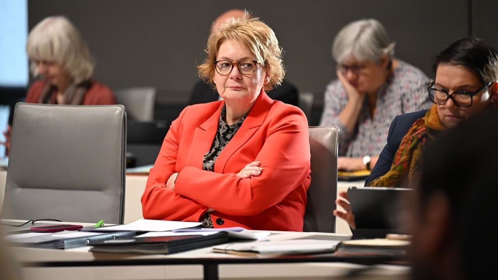 Mit dem neuen Polizeigesetz will Ministerin Behrens unter anderem den Schutz von Opfern häuslicher Gewalt verbessern.