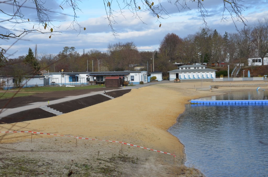 Gerade noch umgesetzt und bis auf Restarbeiten fast abgeschlossen ist die Neugestaltung des Westufers im Strandsolbad Staßfurt. Der Ersatzbau für das Mehrzweckgebäude muss vorerst verschoben werden.