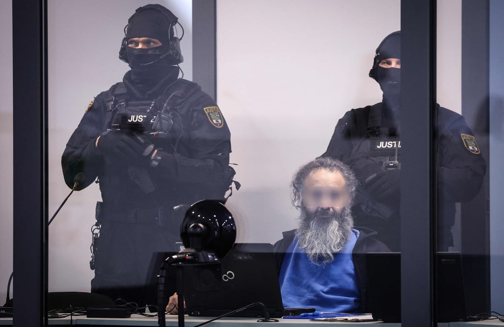 Taleb A. im schusssicheren Glaskasten im Sondergebäude des Landgerichts.