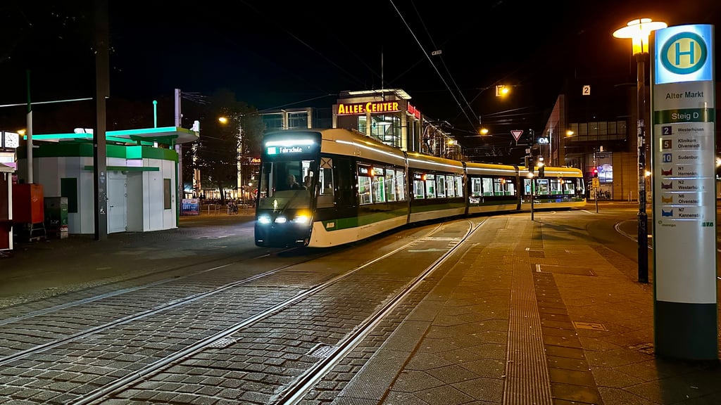 Eine neue Straßenbahn der Magdeburger Verkehrsbetriebe (MVB) fährt an der Haltestelle Alter Markt in Magdeburg vor. In Bussen und Straßenbahnen, aber auch an Haltestellen, kommt es immer wieder zu Straftaten.