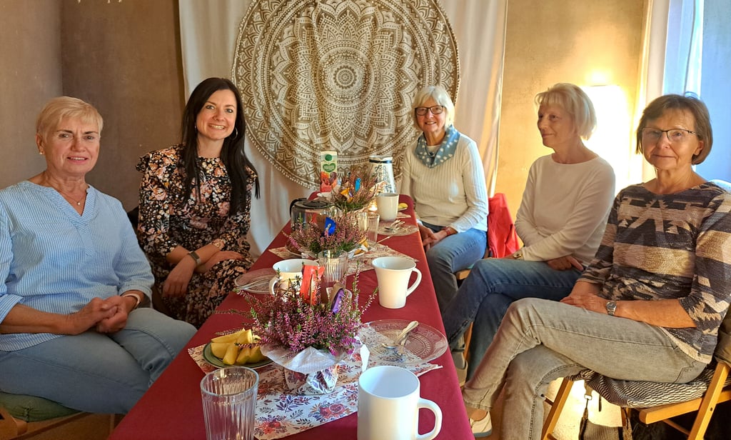 Elvira Plewnia, Projektleiterin Carolin Kreutzer, Christina Symanowski, Dagmar Behne, Kerstin Borgfeld (v. l.) bei einem der regelmäßigen Ehrenamtstreffen.