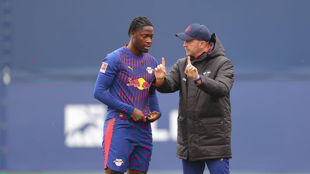 Trainer Ole Werner spricht mit El Chadaille Bitshiabu.