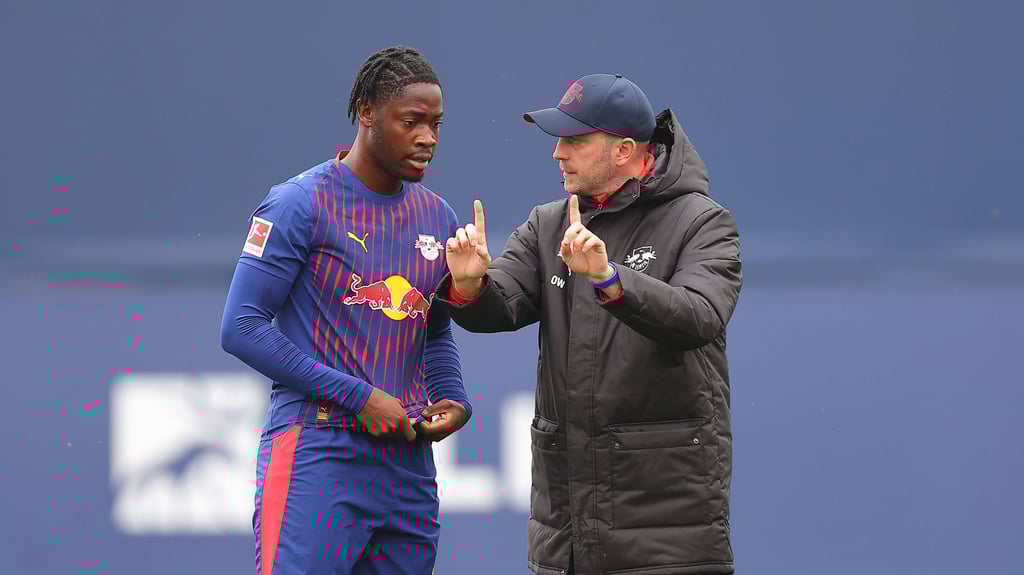 Trainer Ole Werner spricht mit El Chadaille Bitshiabu.