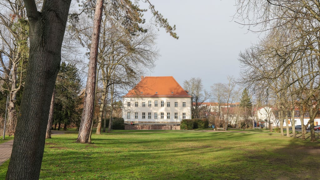 Das Ärztehaus im Teucherner Stadtpark ist stark sanierungsbedürftig. 