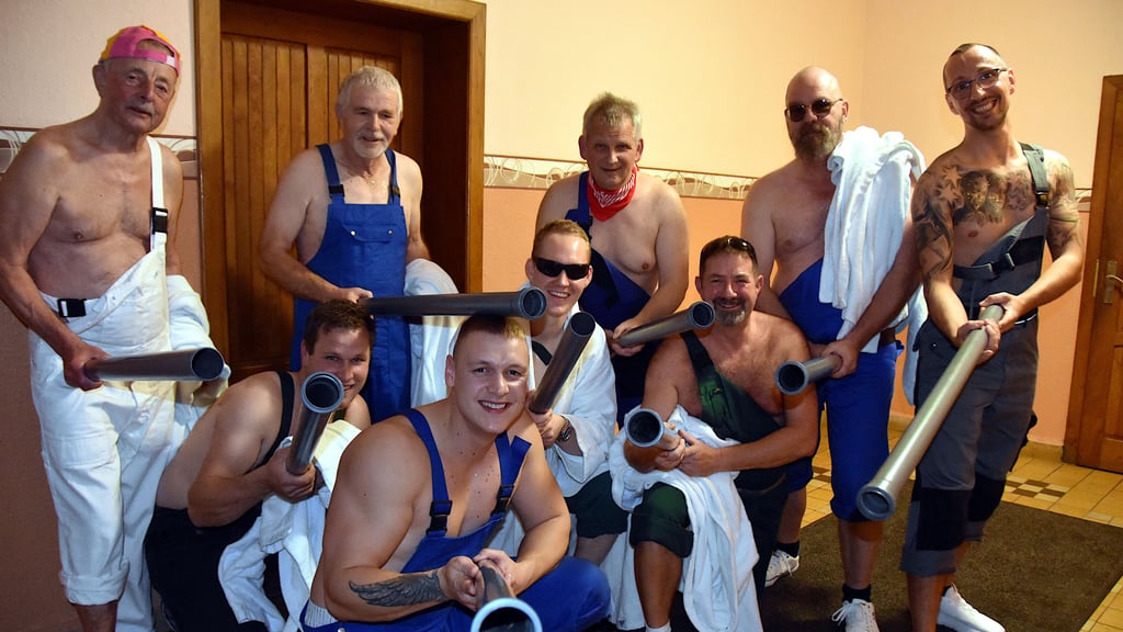 Die Männer vom Ballett heben ihre Rohre, wirbeln sie durch die Luft und verlegen – ganz nach „Fachmannsart“ – sogar tänzerisch eine komplette Leitung quer über das Parkett.&nbsp;