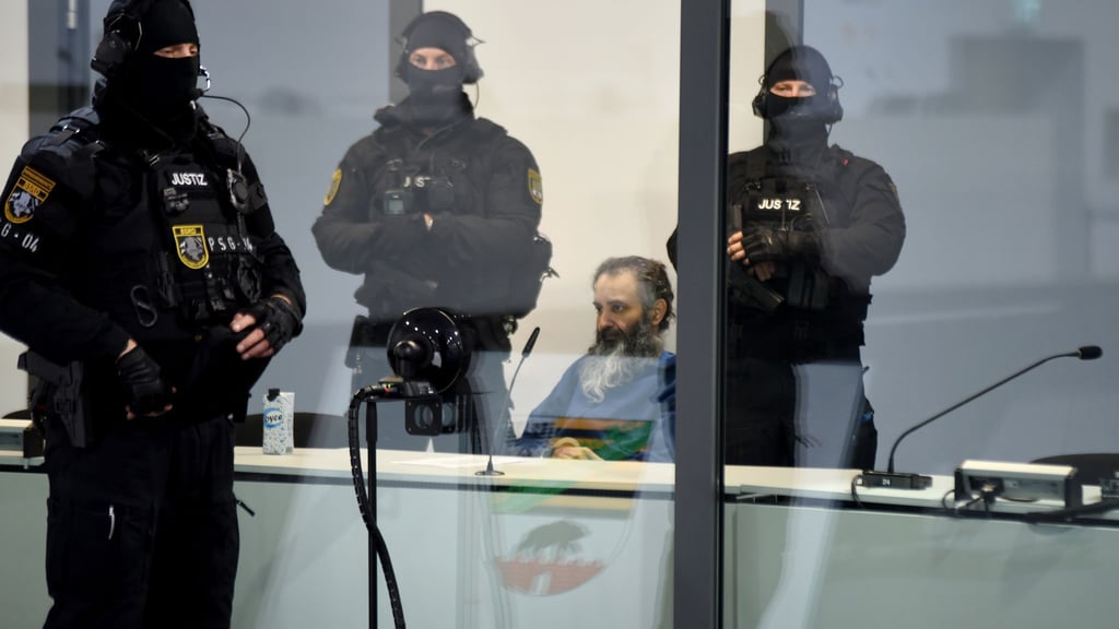 Der Angeklagte Taleb al-Abdulmohsen sitzt in einem kugelsicheren Glaskasten im temporären Gerichtsgebäude des Landgerichtes Magdeburg.