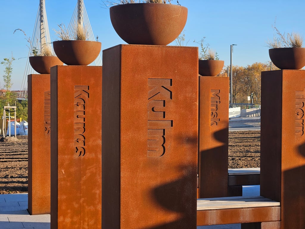 Das neue Denkmal Magdeburger Recht. Im Hintergrund ist die Kaiser-Otto-Brücke zu erkennen. So nahe wie hier im Foto kommt man ihm aber noch nicht.