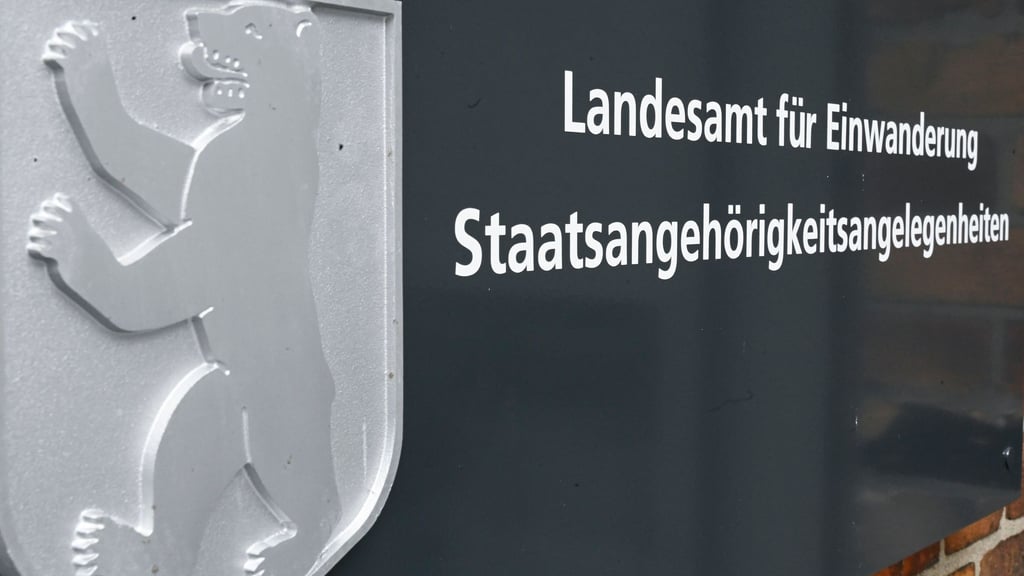 Das Berliner Landesamt für Einwanderung macht nach dpa-Informationen die Einbürgerung eines Mannes rückgängig, der die Terrororganisation Hamas gehuldigt haben soll. (Symbolbild)