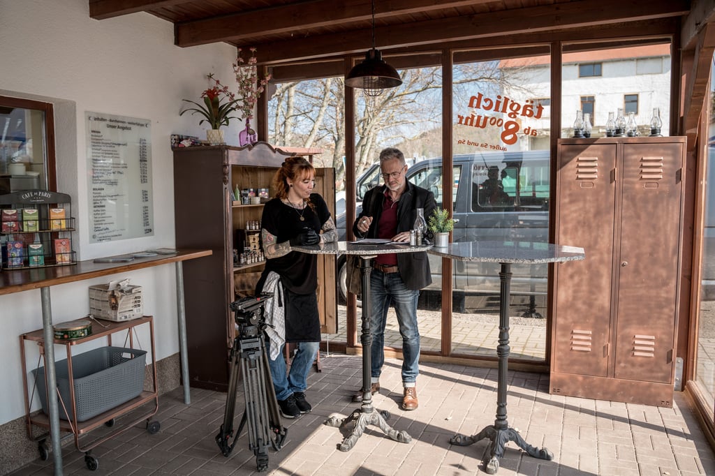 Dreharbeiten für "Macherland": Imbiss-Besitzerin Vivian Eicker im Austausch mit Autor Christian Kadlubietz.