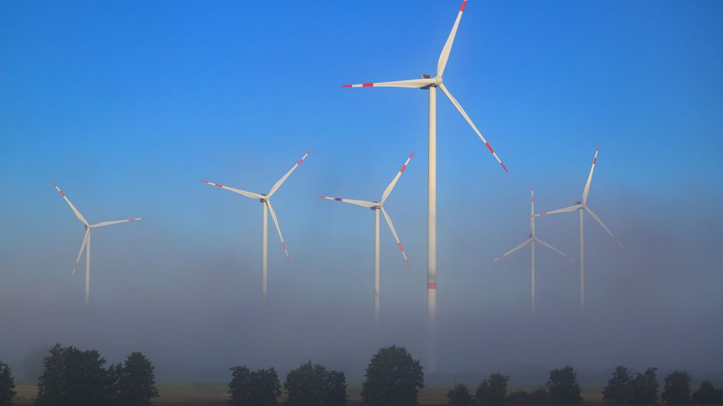 Der Landtag will mit einem neuen Gesetz die Akzeptanz in den Kommunen für Solar- und Windenergie erhöhen. (Symbolbild)
