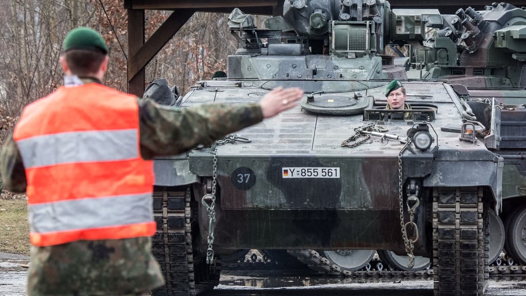Der grenzüberschreitende Transport von schwerer Ausrüstung bereitet Militärplanern oft Sorgen - die EU-Kommission will Schwierigkeiten nun angehen. (Archivbild)