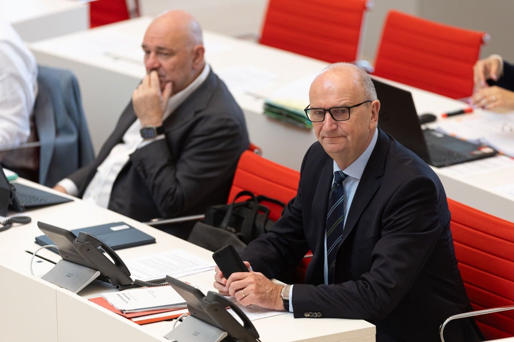 Der Brandenburger Landtag entscheidet über zwei umstrittene Medienstaatsverträge, die eine Koalitionskrise ausgelöst haben. Ministerpräsident Dietmar Woidke und BSW-Finanzminister Robert Crumbach sind dafür, im BSW gibt es mehrheitlich Bedenken (Archivbild).