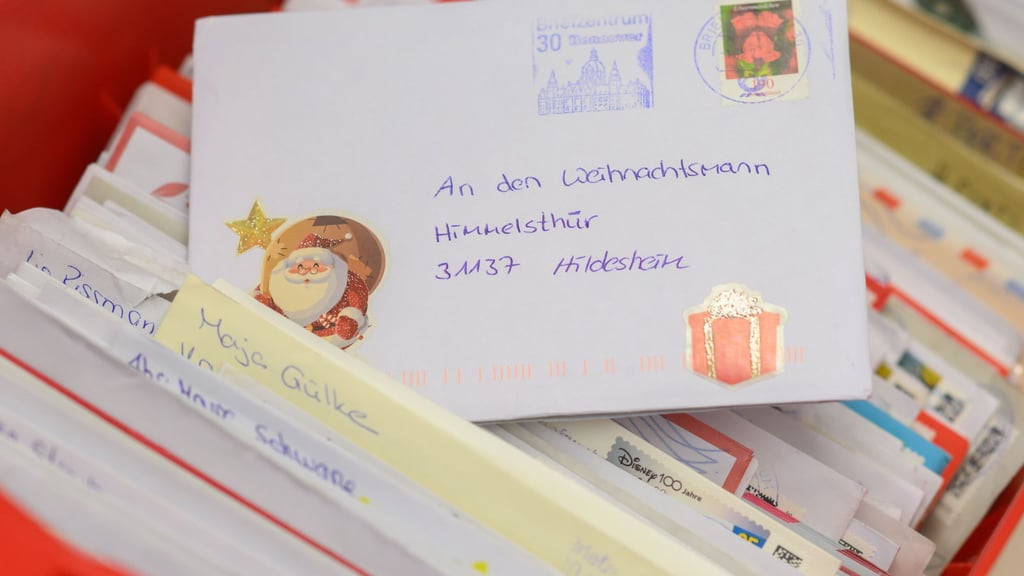 Das Weihnachtspostamt Himmelsthür öffnet, Mitarbeiter der Deutschen Post lesen und beantworten die Briefe. (Archivbild)