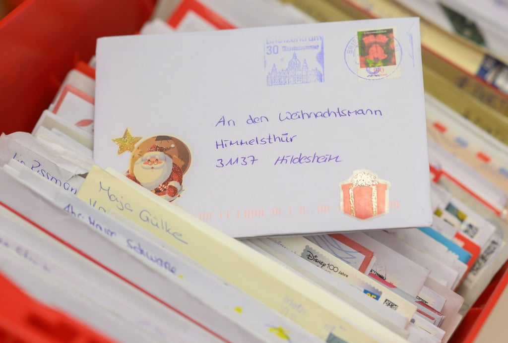 Das Weihnachtspostamt Himmelsthür öffnet, Mitarbeiter der Deutschen Post lesen und beantworten die Briefe. (Archivbild)