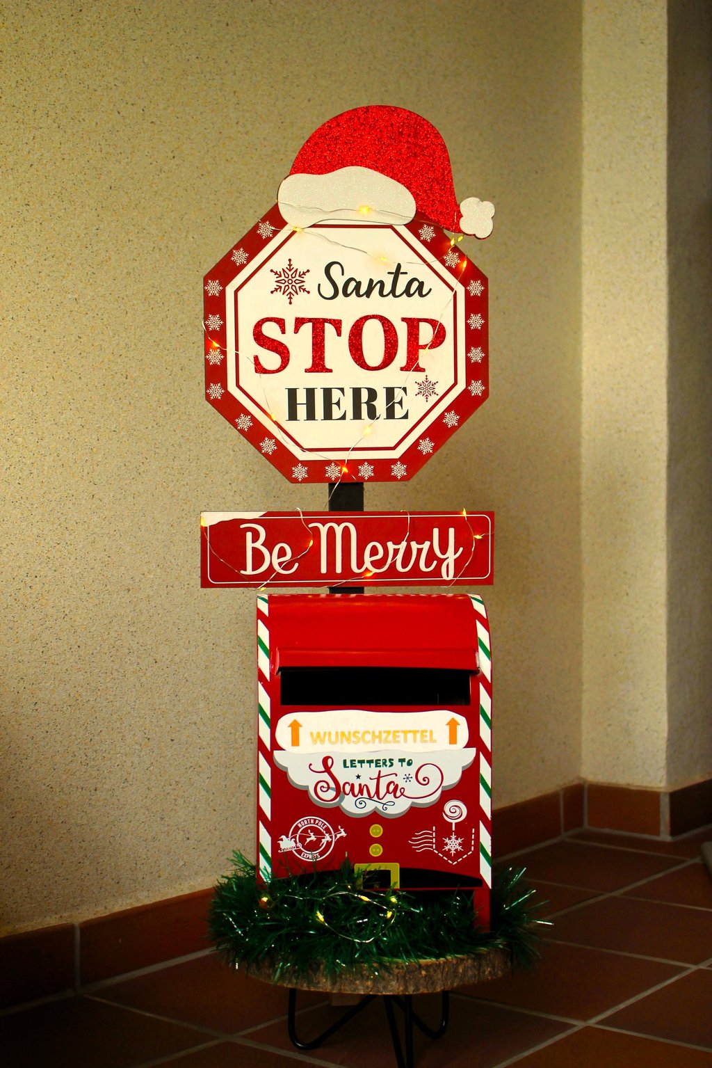 So sieht er aus: Der erste Weihnachtspostkasten wird im Foyer des Genthiner Rathauses stehen.