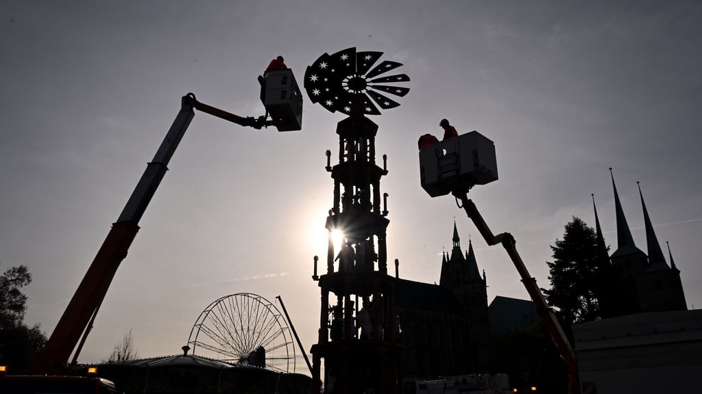 Der Erfurter Weihnachtsmarkt steht in den Startlöchern. (Archivbild)