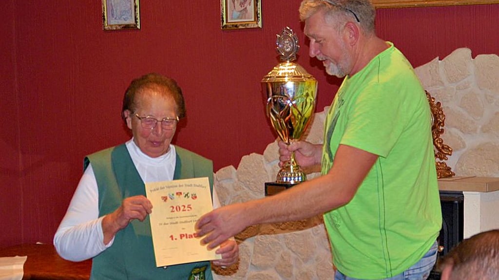 Nicht überraschend: Hannelore Rieß übernimmt als Vorsitzende für den Schützenverein Staßfurt Sieger-Urkunde und Pokal von Wettkampfleiter Matthias Volkmann.