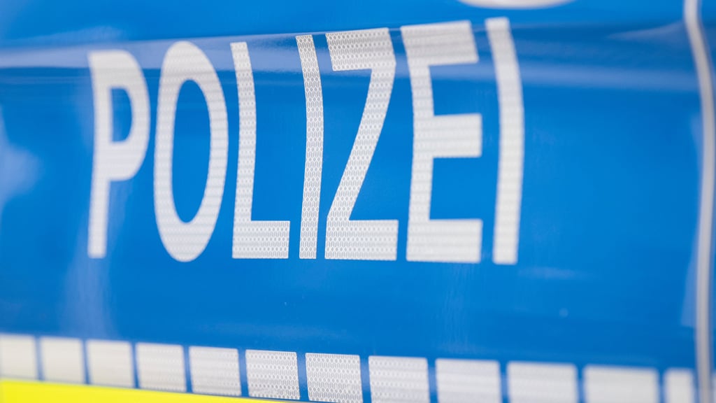 Die Polizei Anhalt-Bitterfeld ist nach einem Verkehrsunfall in Zerbst auf der Suche nach Zeugen.