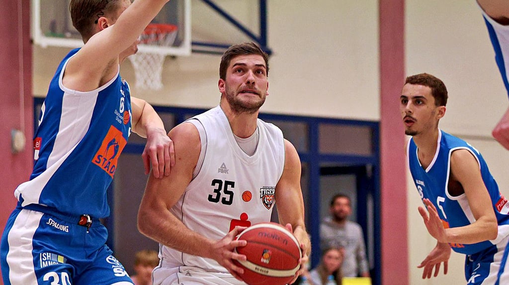 Die Tigers aus Aschersleben, hier mit Matthias Fichtner am Ball, landeten einen verdienten Auswärtssieg in Göttingen. 