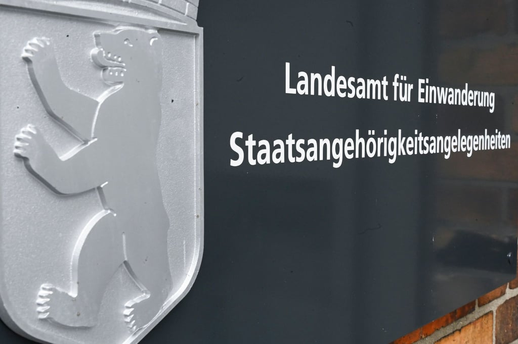 Das Berliner Landesamt für Einwanderung macht nach dpa-Informationen die Einbürgerung eines Mannes rückgängig, der die Terrororganisation Hamas gehuldigt haben soll. (Symbolbild)