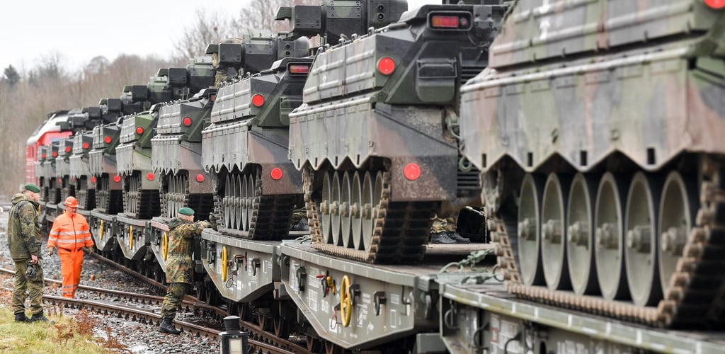 Der grenzüberschreitende Transport von schwerer Ausrüstung bereit Militärplanern oft Sorgen - die EU-Kommission will Schwierigkeiten nun angehen. (Archivbild)